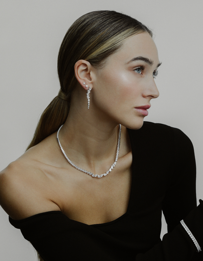 Model trägt EDEN CHANDELIER Ohrringe und dem EDEN RIVIERA Collier aus 585/- Weißgold mit gezüchteten Diamanten.