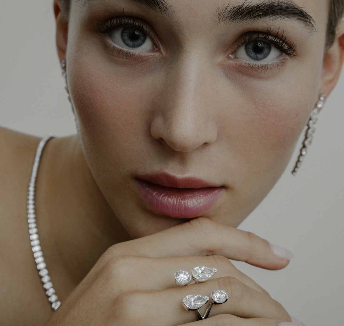 Nahaufnahme eines Models, dass den EDEN CUFF Ring aus 585/- Weißgold und gezüchteten Diamanten trägt.