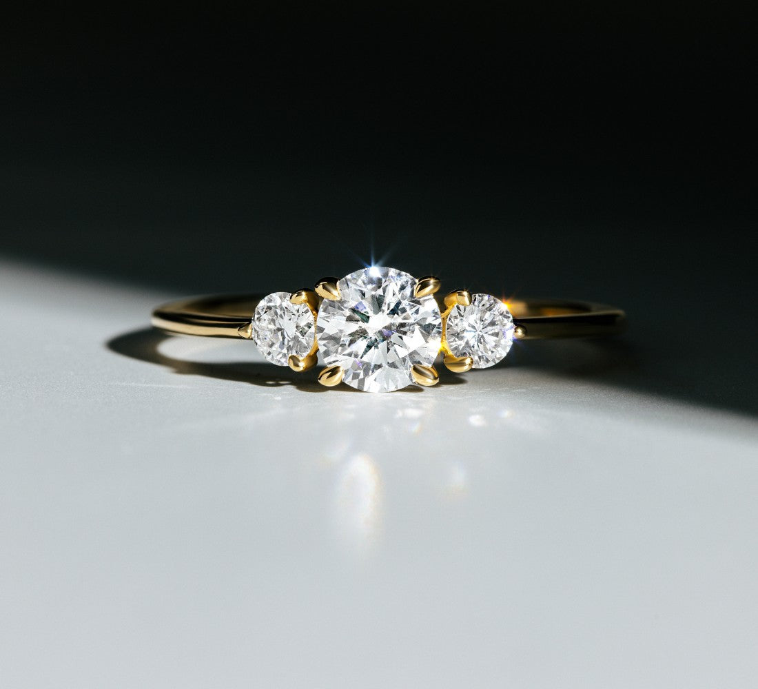 Trilogy Ring DS3028G in Gelbgold vor dunklem Hintergrund