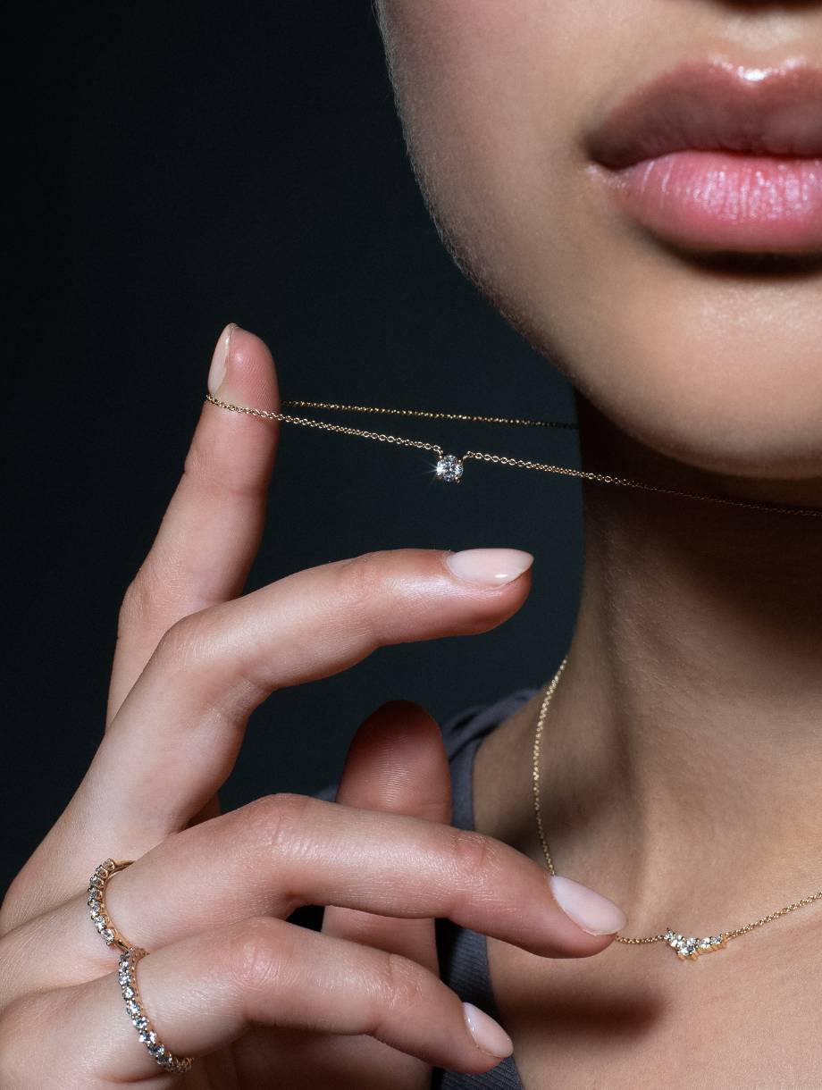 Nahaufnahme Halskette DS2106G auf Model