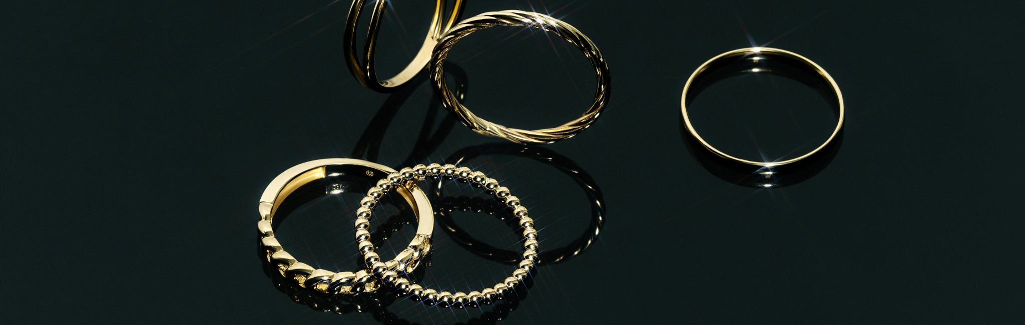 5 PLAIN 585/- Gold Ringe auf dunklem Hintergrund