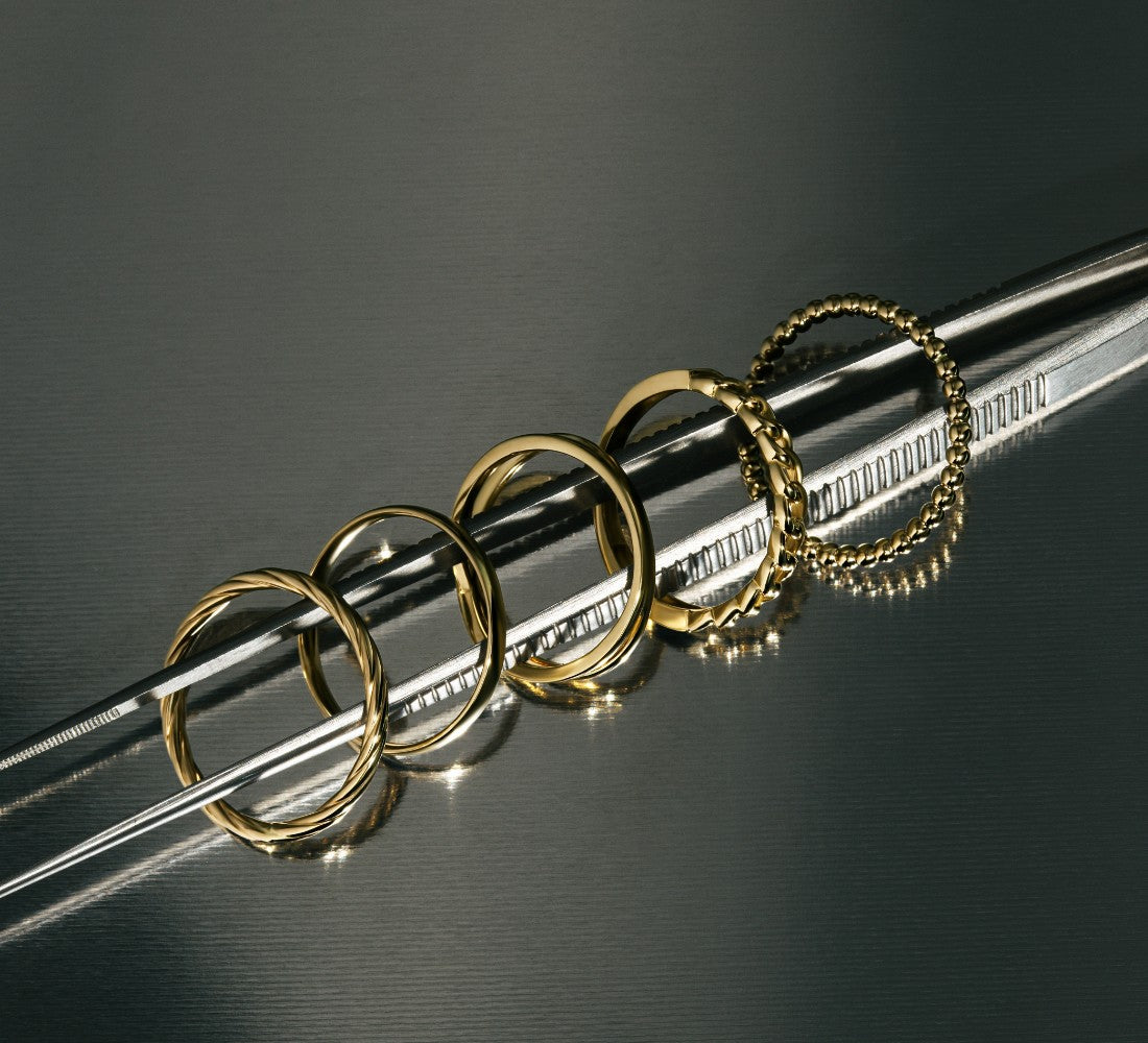 5 PLAIN 585/- Gold Ringe auf Zange gereiht.