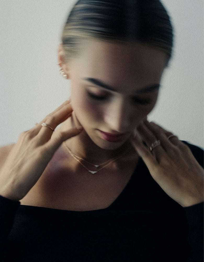 Verschwommene Nahaufnahme eines Models mit DIARA Studios Schmuck