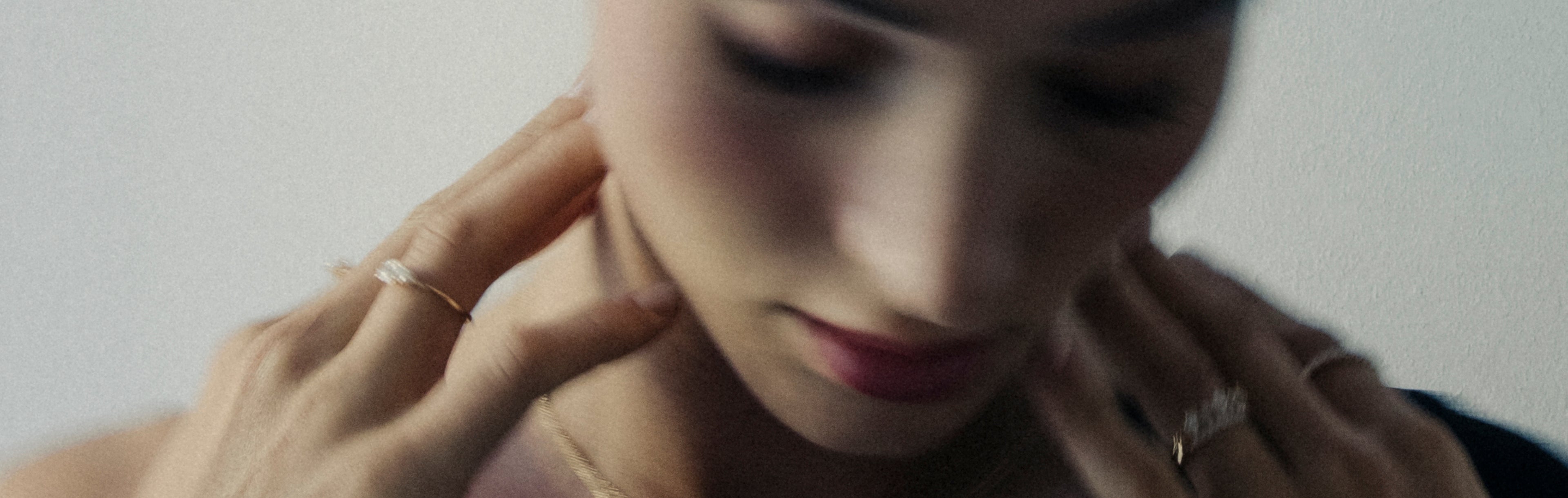 Verschwommene Nahaufnahme eines Models mit DIARA Studios Schmuck