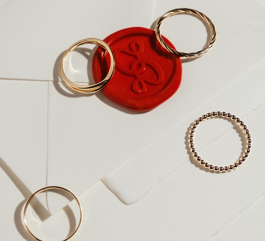 5 PLAIN 585/- Gold Ringe auf Briefumschlag mit DIARA Studios Wachsstempel.