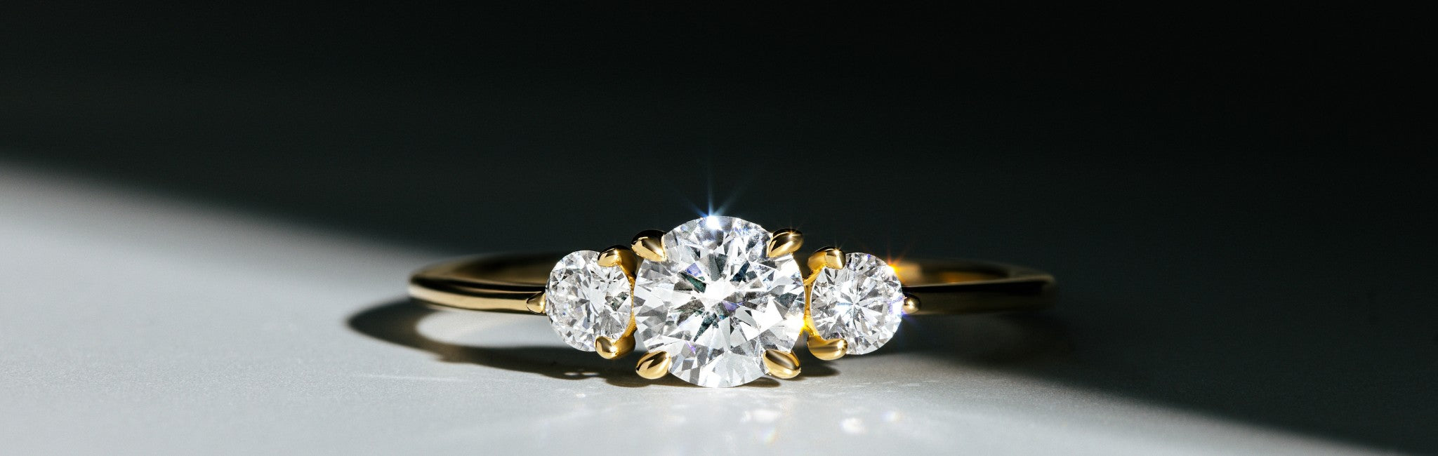 Trilogy Ring DS3028G in Gelbgold vor dunklem Hintergrund