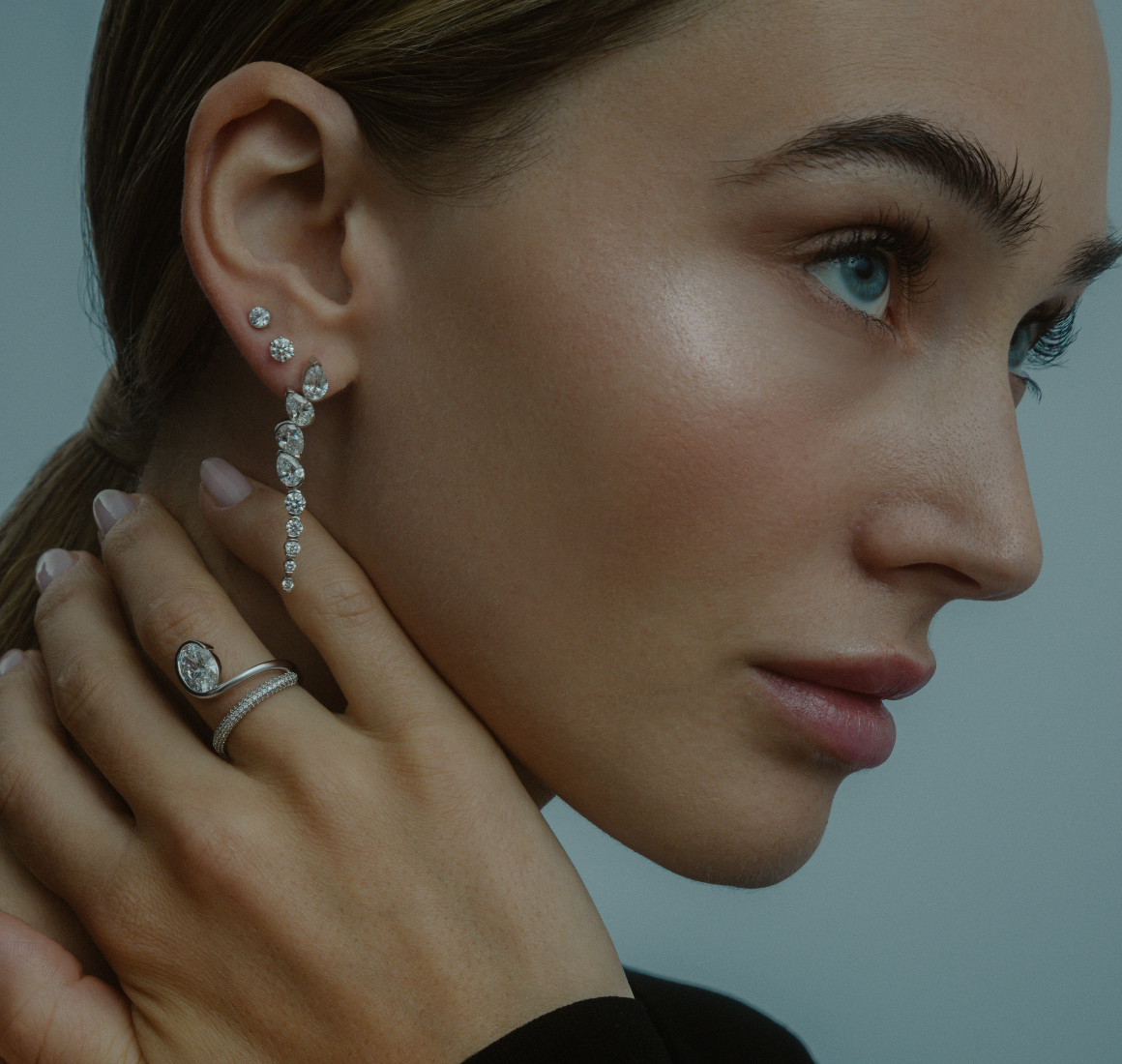 Nahaufnahme eines Models mit EDEN CHANDELIER Ohrringe und dem VESPER Ring aus 585/- Weißgold mit gezüchteten Diamanten.
