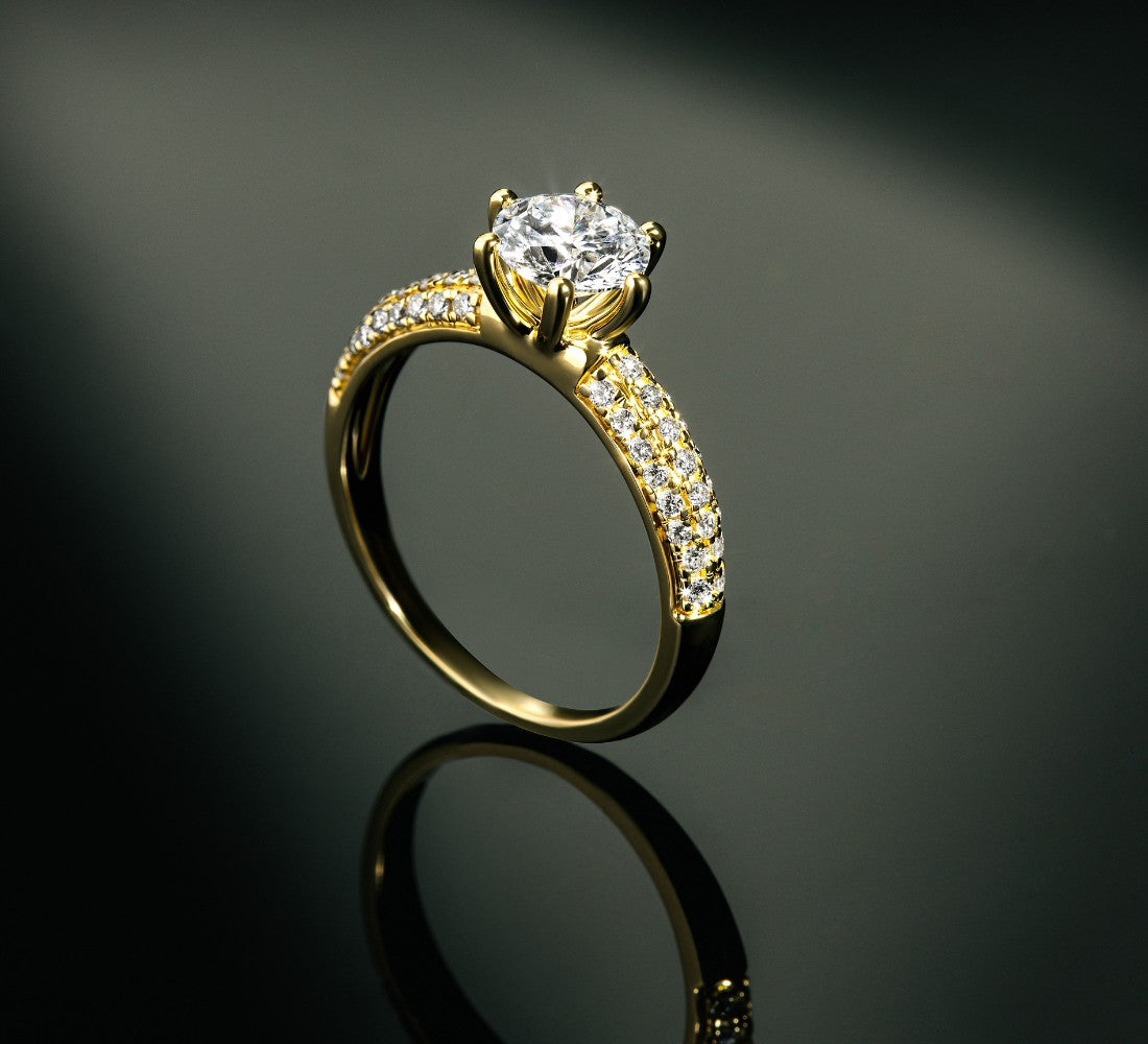 Pavé Ring AMALIA DS2064G Nahaufnahme vor dunklem spiegelnden Hintergrund.