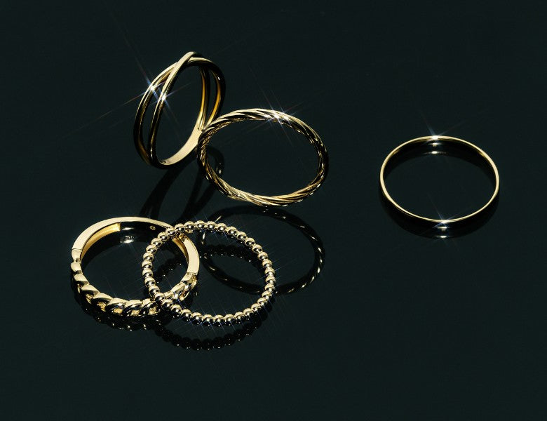 5 PLAIN 585/- Gold Ringe auf dunklem Hintergrund