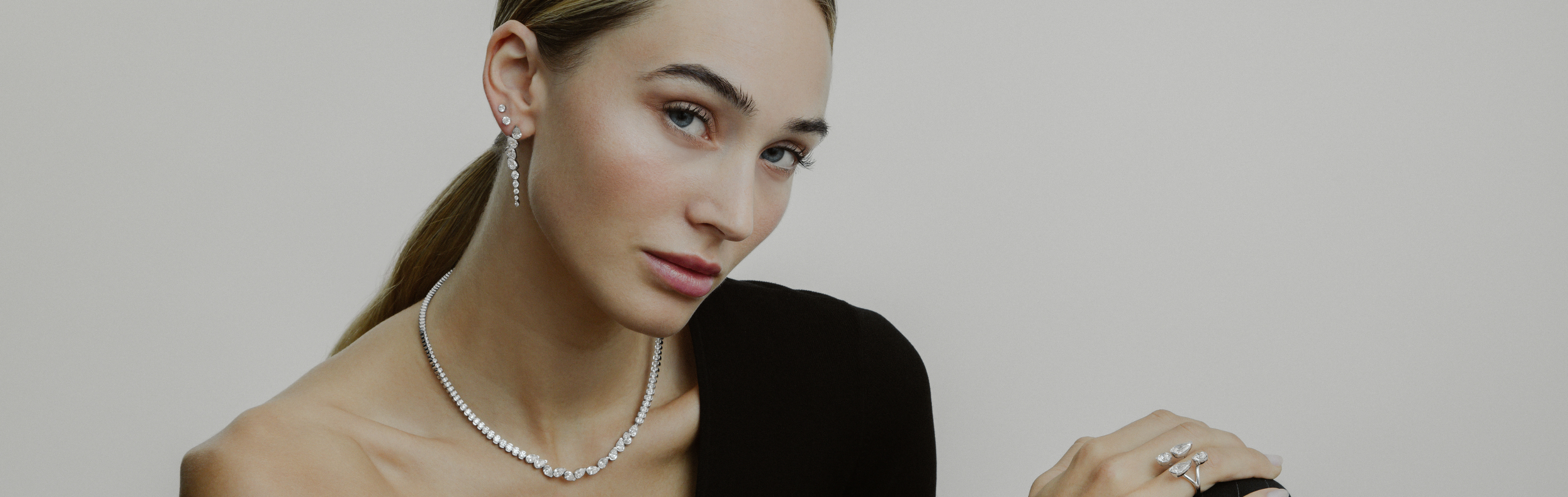 Model trägt Schmuck aus 585/- Gold und gezüchteten Diamanten aus der STUDIO COLLECTION.